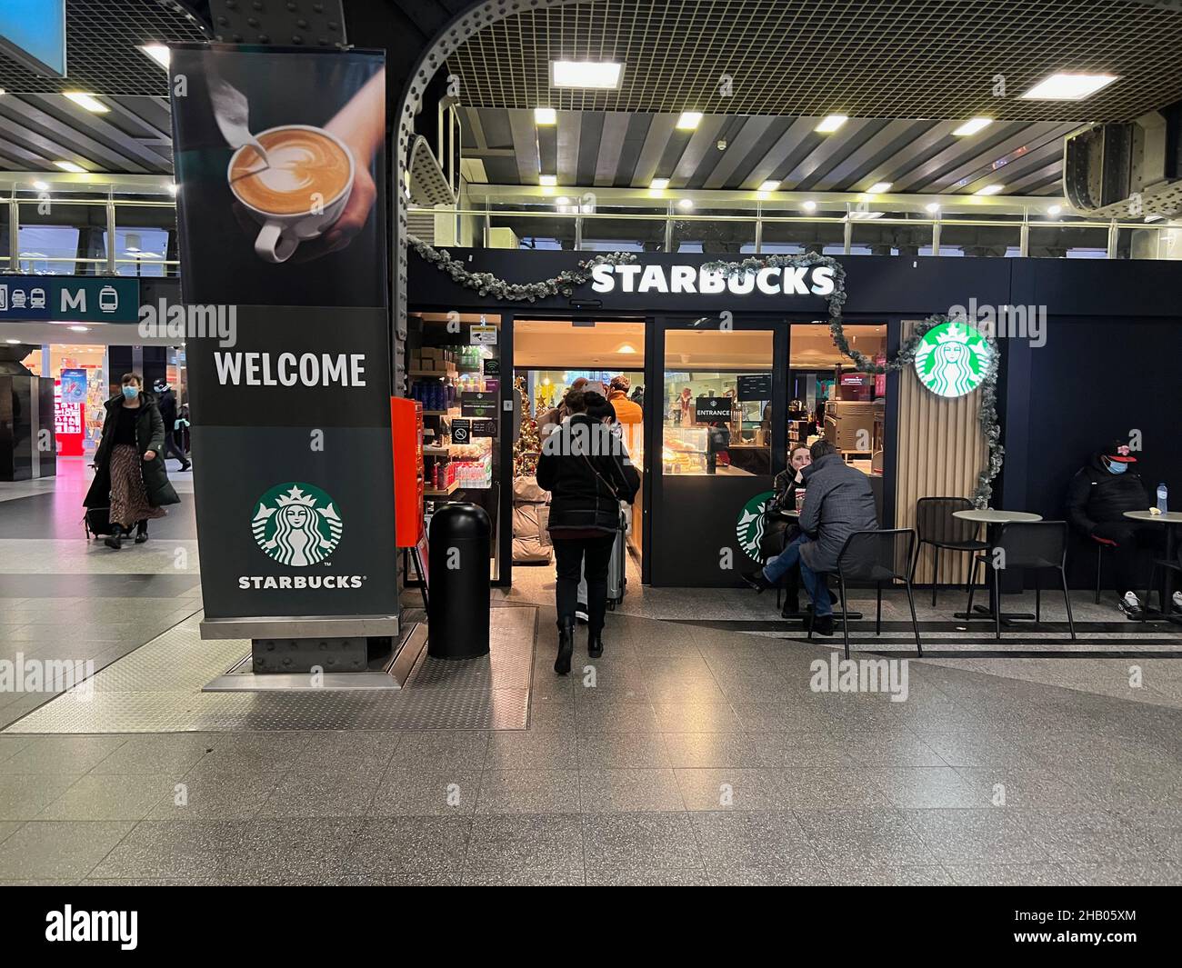 Les clients attendent en file d'attente chez Starbucks à la gare de  Bruxelles-midi Brussel - Zuid (Bruxelles-Sud) à Bruxelles, Belgique, le 15  décembre 2021.(Photo de Samuel Rigelhaupt / Sipa USA Photo Stock -