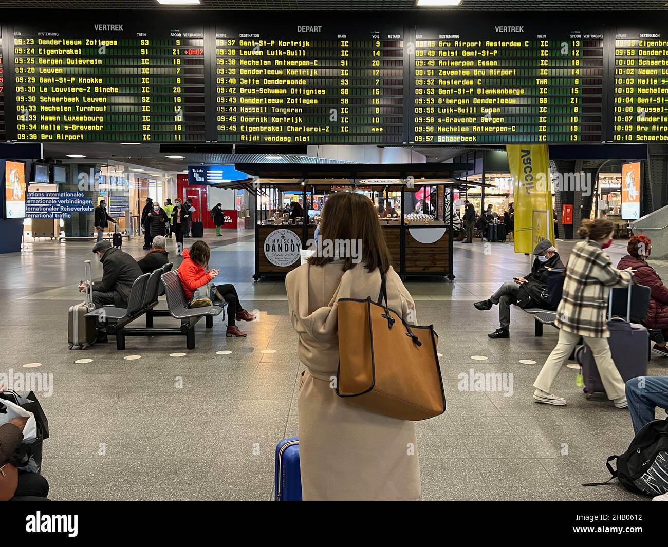 Bruxelles, Belgique.15th décembre 2021.Les passagers marchent à la gare de  Bruxelles-midi Brussel - Zuid (Bruxelles-Sud) à Bruxelles, Belgique, le 15  décembre 2021.La plupart des pays européens ont mis en place des  restrictions