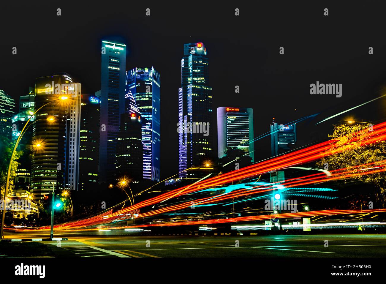 Esplanade Drive la nuit avec des plateaux lumineux menant à Collyer Quay et à Shenton Way avec de magnifiques gratte-ciel du quartier central des affaires comme arrière-plan. Banque D'Images
