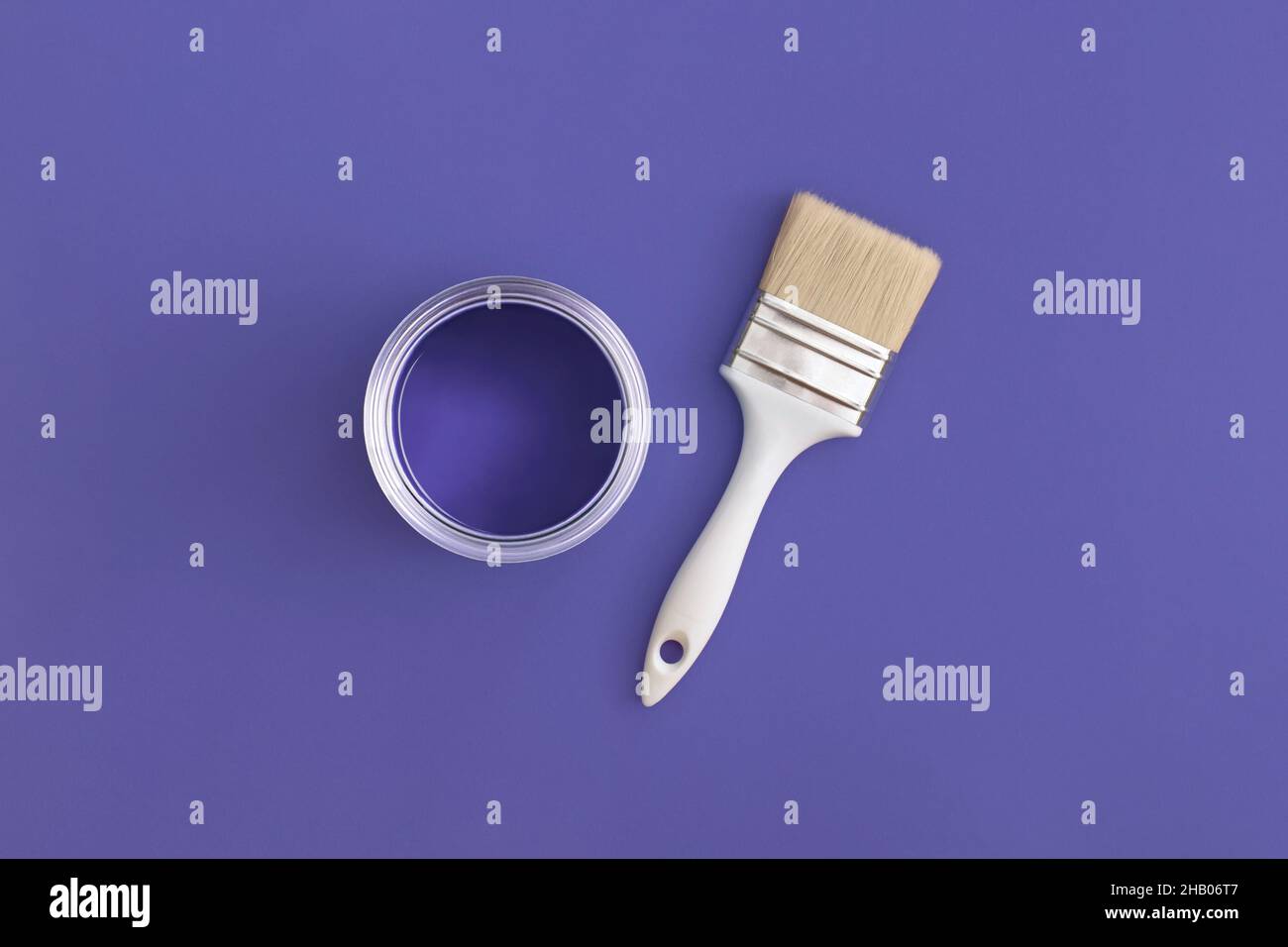 Pinceau avec une boîte ouverte de peinture sur fond très tendance Peri.Couleur de l'année 2022.Vue de dessus, plan d'appartement. Banque D'Images