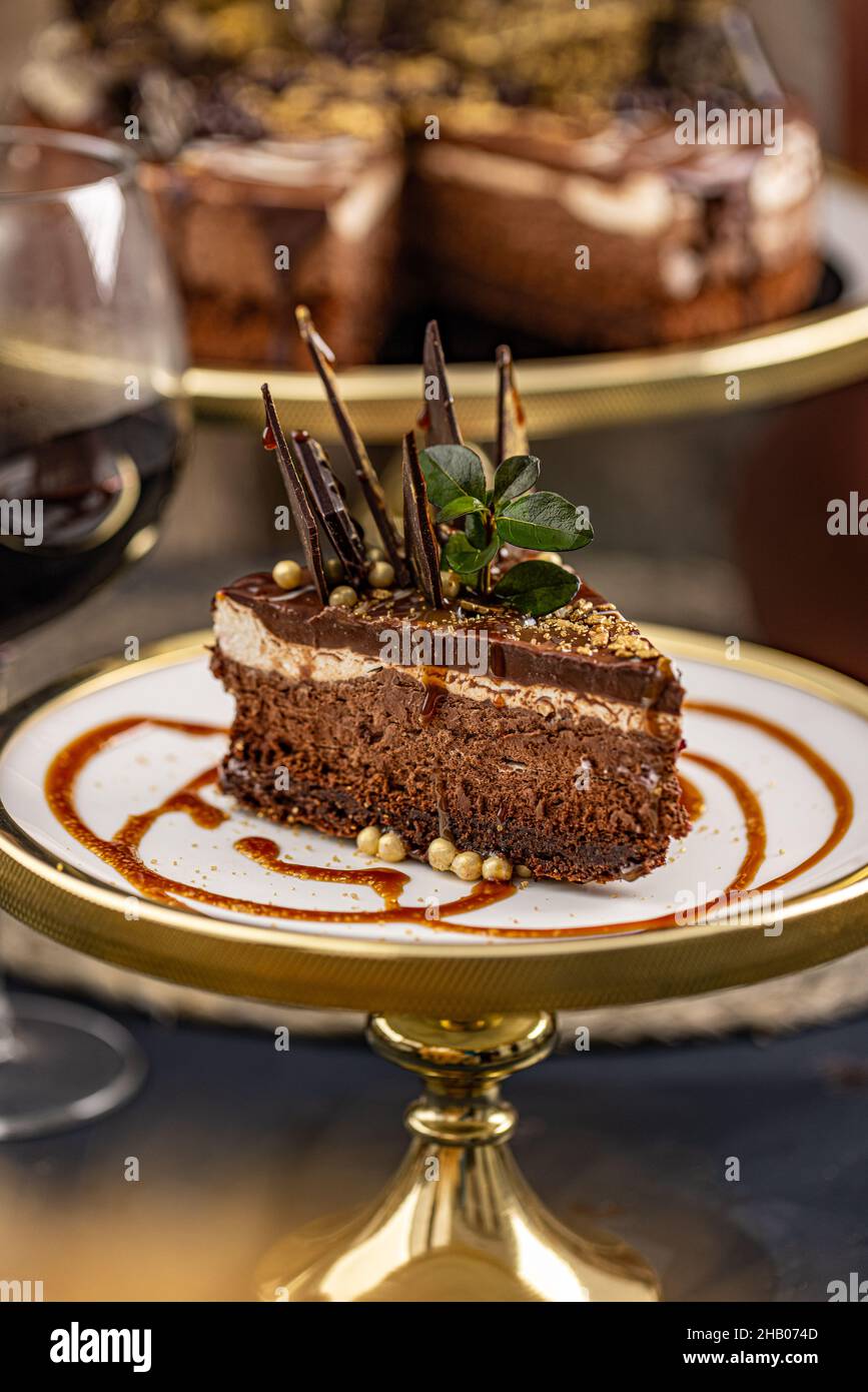 Gros plan d'un délicieux gâteau au chocolat sur un support à gâteau Banque D'Images