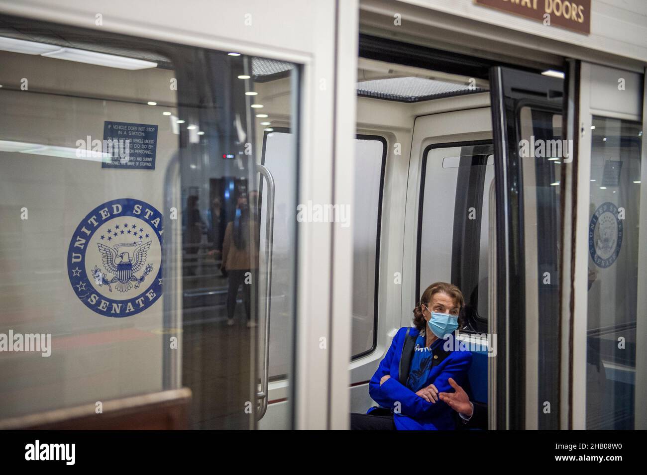 Washington, Vereinigte Staaten.15th décembre 2021.La sénatrice américaine Dianne Feinstein (démocrate de Californie) monte dans le métro du Sénat lors d'un vote au Capitole des États-Unis à Washington, DC, le mercredi 15 décembre 2021.Credit: Rod Lamkey/CNP/dpa/Alay Live News Banque D'Images