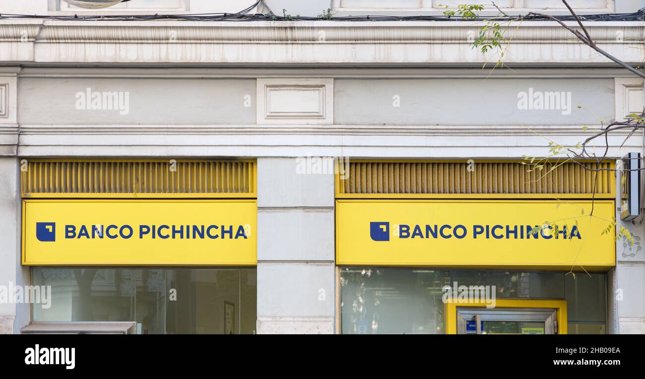 VALENCE, ESPAGNE - 15 DÉCEMBRE 2021 : Banco Pichincha est la plus grande banque privée de l'Équateur Banque D'Images