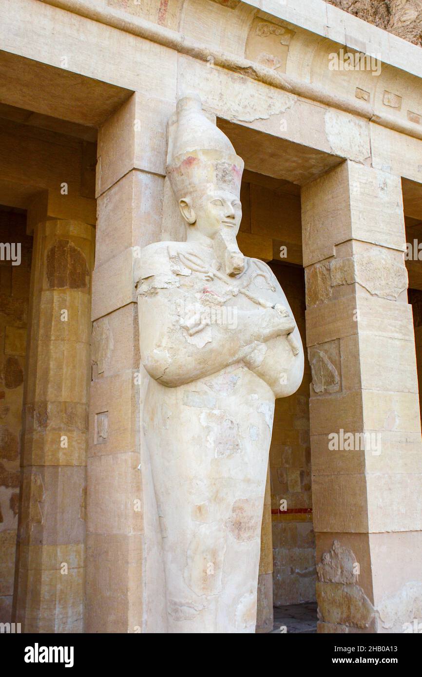 Temple mortuaire de Hatshepsut.Statue d'une femme pharaon.Vallée du Queens Luxor, Égypte. Banque D'Images