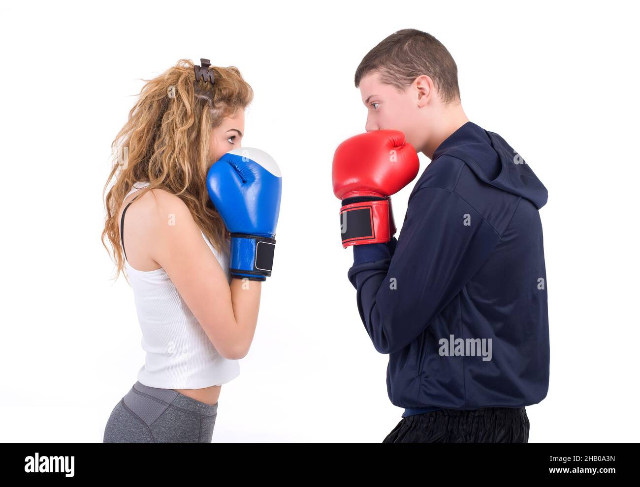Kickboxing fille avec entraîneur en train de sparring.Isolé sur un fond blanc.Prise de vue en studio Banque D'Images