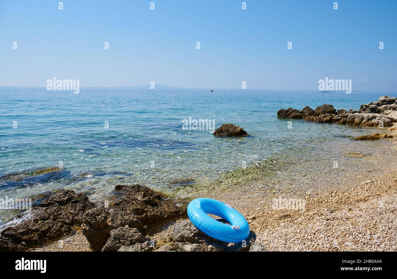 flotteurs colorés sur la plage de la côte Banque D'Images