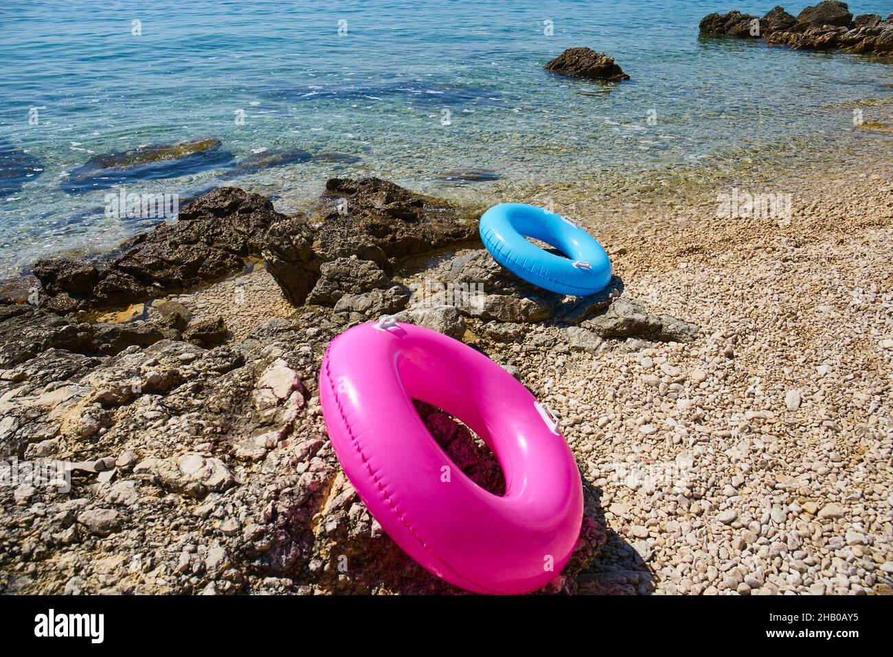 flotteurs colorés sur la plage de la côte Banque D'Images