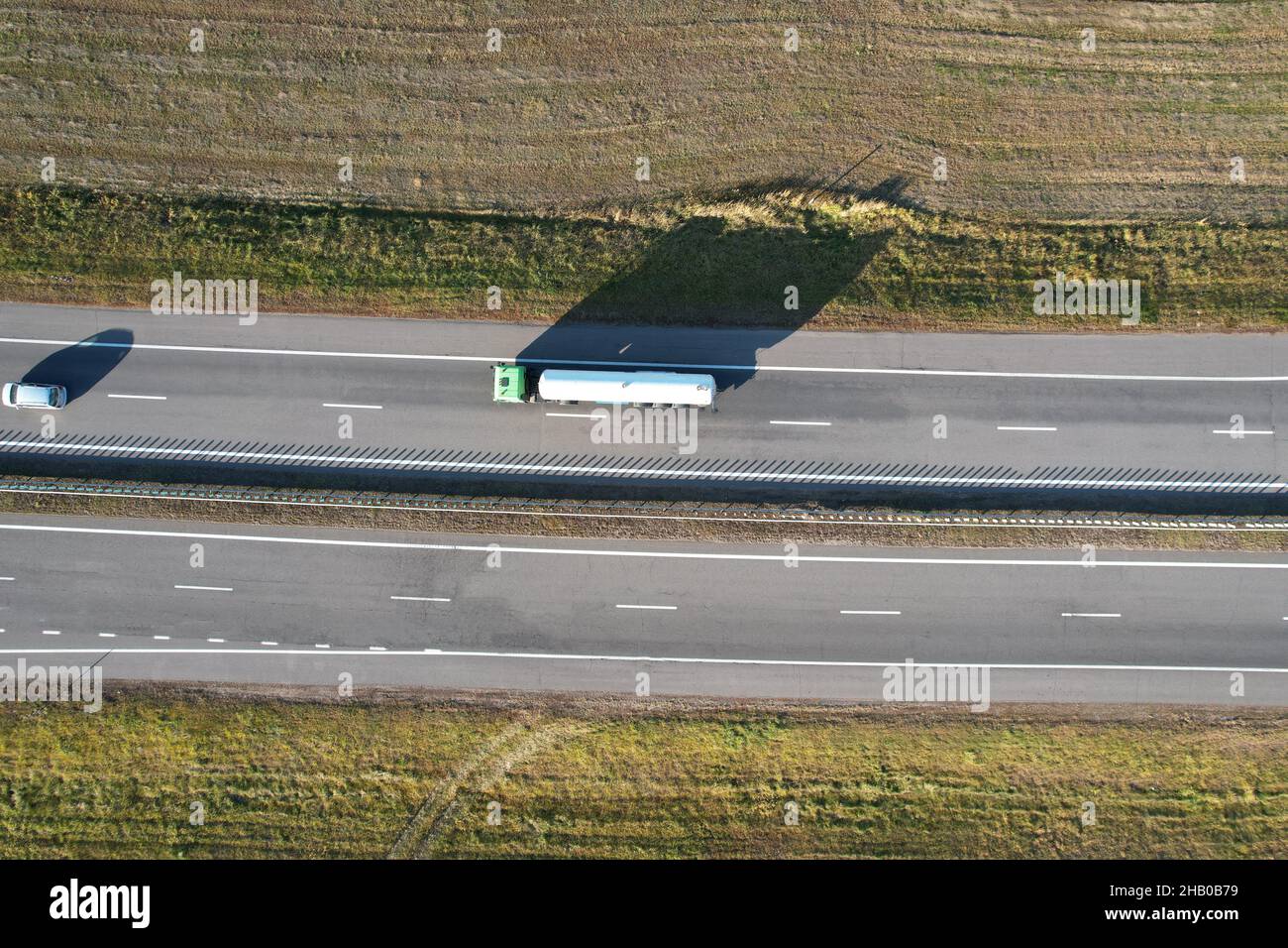 Remorque porte-citerne au-dessus de la vue de dessus de drone sur la route Banque D'Images Remorque porte-citerne au-dessus de la vue de dessus de drone sur la route Banque D'Images
