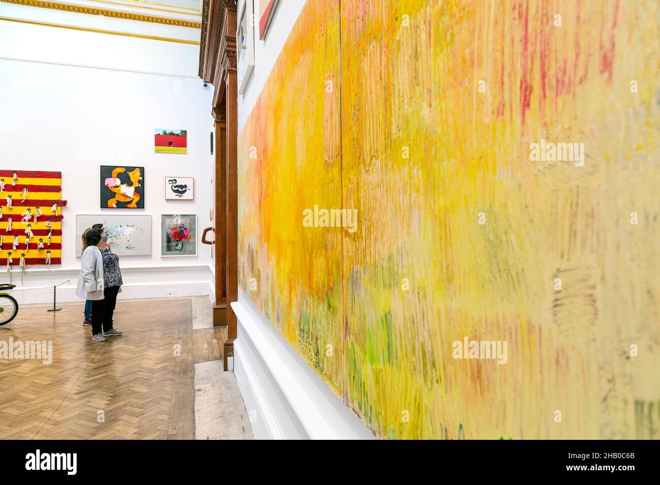 Le triptyque abstrait 'Momentarium' de Christopher le Brun et les visiteurs regardant l'art à l'exposition d'été RA 2021, Londres, Royaume-Uni Banque D'Images