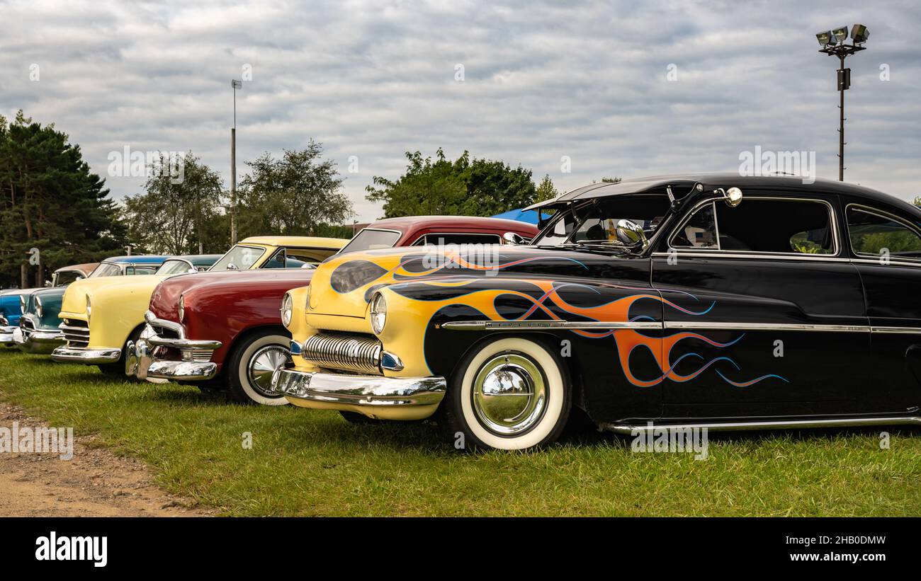 FRANKENMUTH, MI/USA - 10 SEPTEMBRE 2021 : trois voitures personnalisées, dont On with Flames, au Frankenmuth Auto Fest, qui se tient dans Heritage Park. Banque D'Images