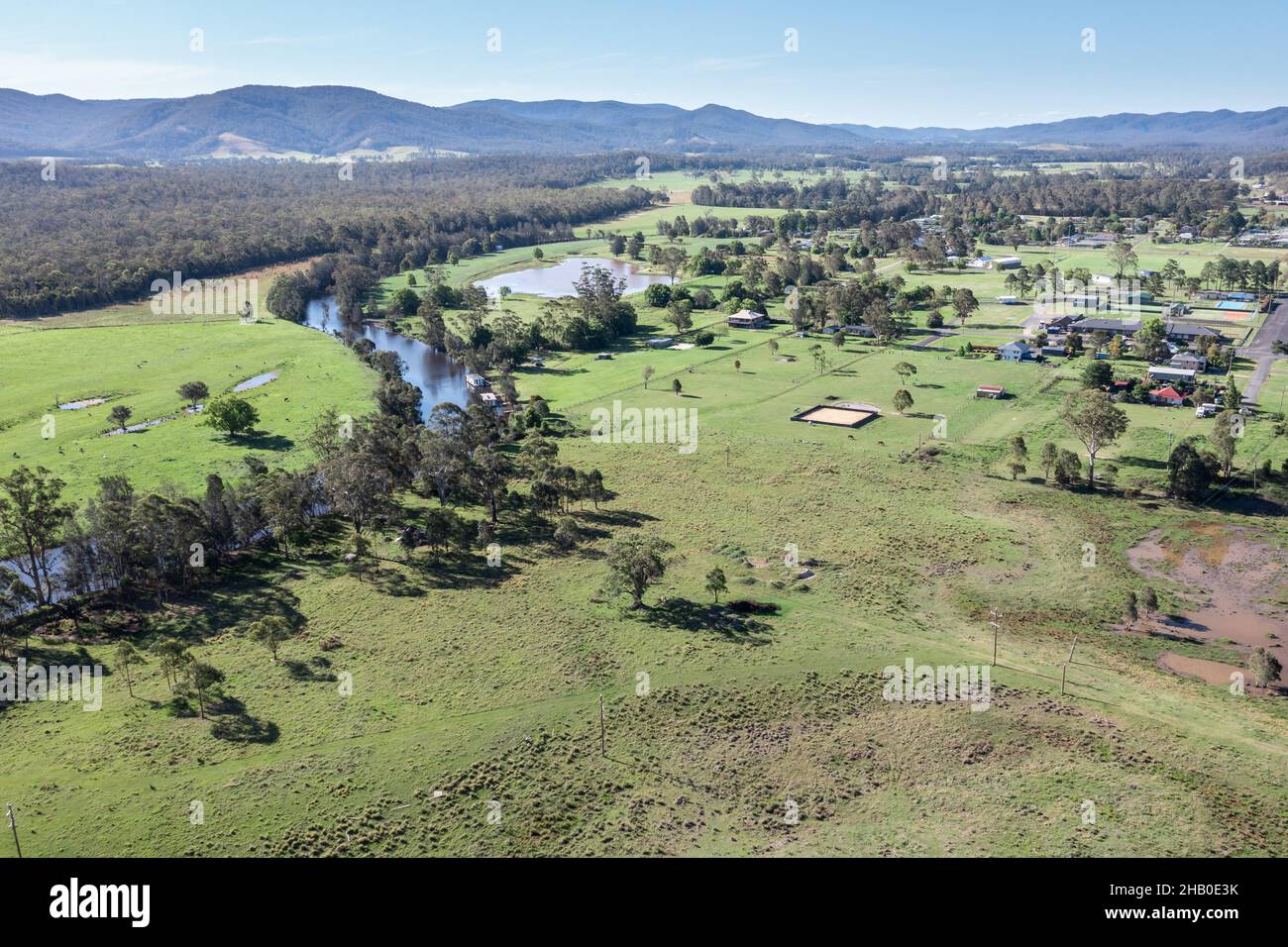 Vue aérienne sur la rivière Myall et les terres agricoles de Bulahdelah, dans la région du Mid Coast de Nouvelle-Galles du Sud. Banque D'Images