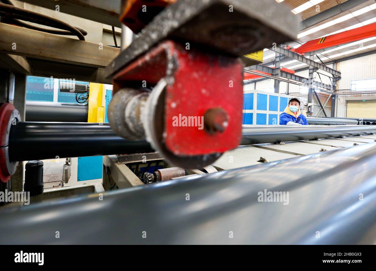 ZHANGYE, CHINE - le 15 DÉCEMBRE 2021 - Un membre du personnel a vérifié la situation de production sur la ligne de production entièrement automatique du pipeline d'économie d'eau i Banque D'Images