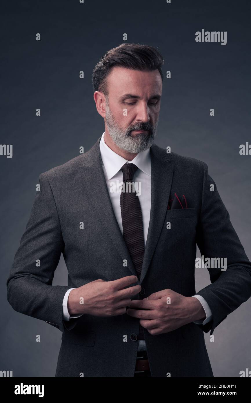 Portrait d'un homme d'affaires élégant et élégant avec une barbe et des ...