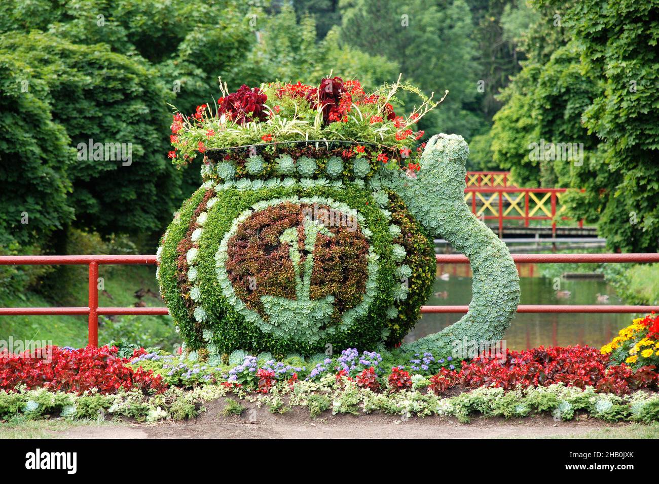 Grand pot de fleurs planté en forme de pichet dans la ville de Luhacovice, République tchèque Banque D'Images