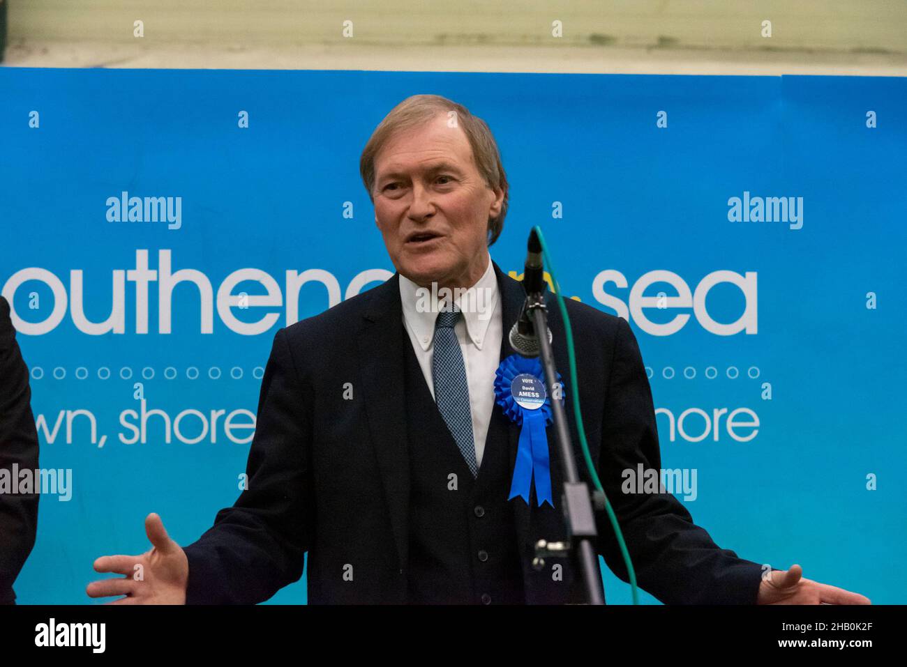 Le député David Amess à l'élection générale du Royaume-Uni, qui a remporté la circonscription de Southend West à Garon Park, Southend, au Royaume-Uni.Discours de victoire Banque D'Images