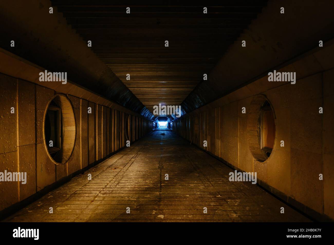 Station de métro abandonnée sombre et créepy. Banque D'Images