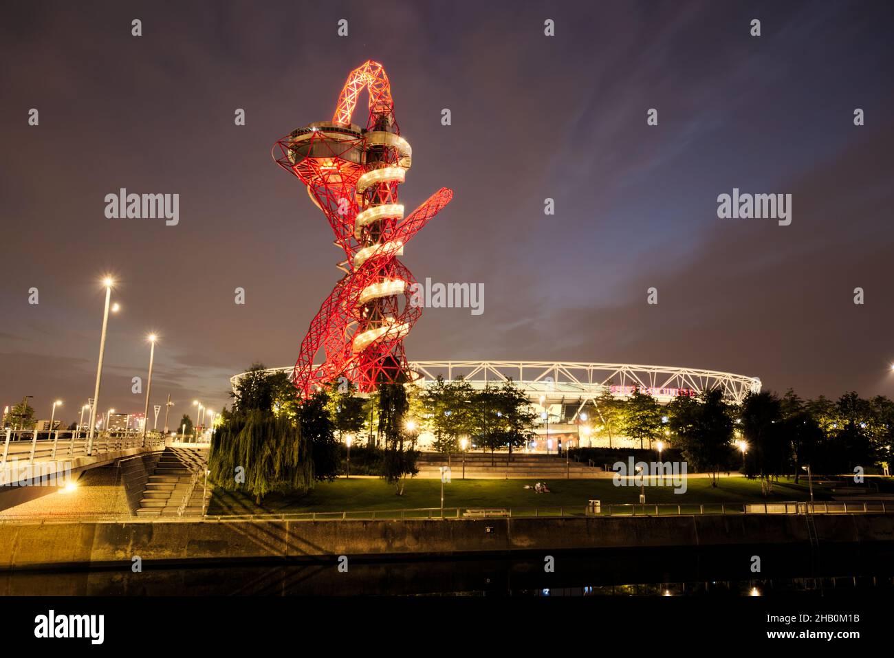 Vue nocturne du stade olympique éclairé et de la tour d'observation ArcelorMittal Orbit dans le parc olympique de Londres, en Angleterre. Banque D'Images