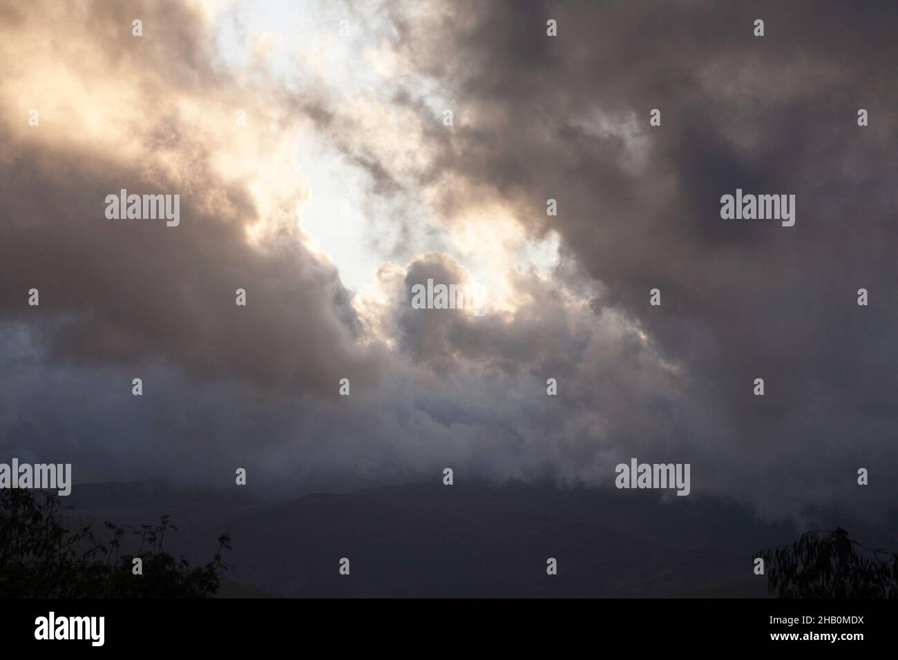 Nuages de tempête traversant les montagnes de la vallée de Conwy, vus de près du village d'Eglwysbach Conwy Snowdonia Nord du pays de Galles Banque D'Images