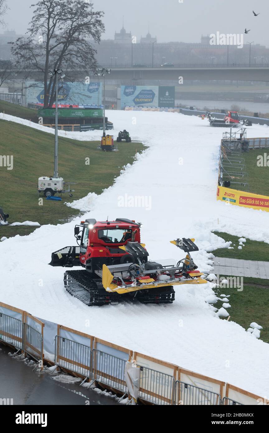 Dresde, Allemagne.16th décembre 2021.Deux Pistenbulies préparent un futur parcours de compétition avec de la neige artificielle sur les rives de l'Elbe.Les 18 et 19 décembre 2021, Dresde accueillera la coupe du monde de ski de fond FIS Sprint.Credit: Sebastian Kahnert/dpa-Zentralbild/dpa/Alay Live News Banque D'Images