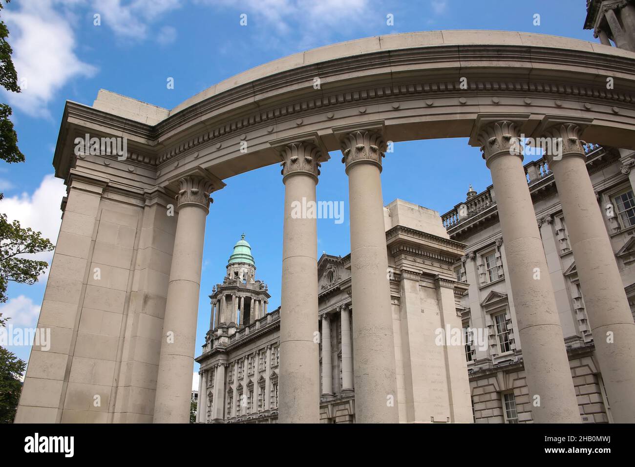 Bâtiment de l'hôtel de ville de Belfast avec façade en pierre de la Renaissance classique et tour d'angle avec colonnes.Monument semi-circulaire avec colonnes à l'avant. Banque D'Images