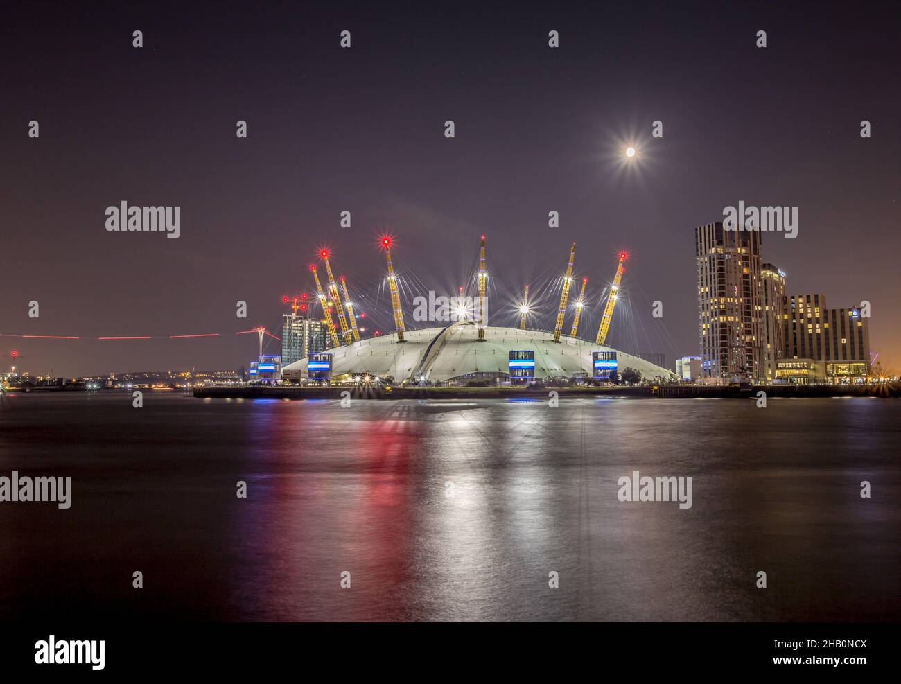 Vue sur la Tamise, North Greenwich et les Docklands la nuit Banque D'Images