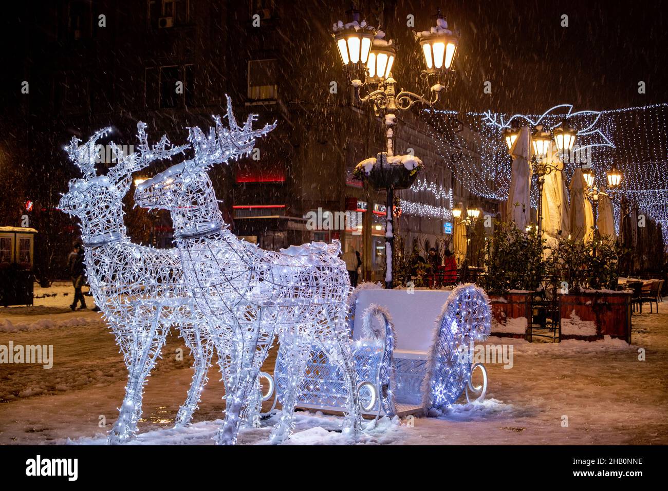 Rennes de Noël comme un Noël et une décoration de nouvel an dans les rues d'une ville européenne. Banque D'Images