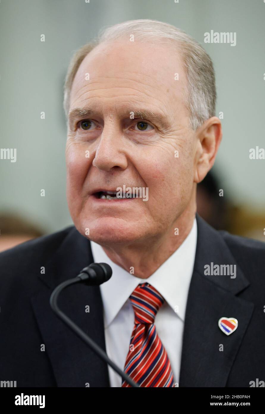 WASHINGTON, DC - DÉCEMBRE 15 : Gary Kelly, PDG de Southwest Airlines, témoigne devant le Comité sénatorial du commerce, des sciences et des transports, dans l'édifice du bureau du Sénat Russell, à Capitol Hill, le 15 décembre 2021, à Washington, DC.Les dirigeants du transport aérien ont témoigné au sujet de l'état actuel de l'industrie aérienne américaine au cours de l'audience de surveillance.(Photo par Chip Somodevilla/Pool/Sipa USA) Banque D'Images