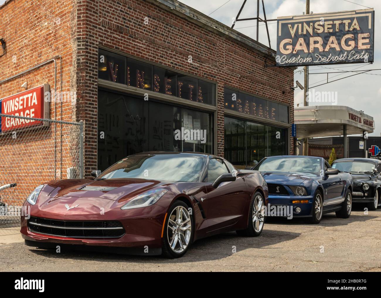 BERKLEY, MI/USA - 17 AOÛT 2021 : Chevrolet Corvette (C6) et Ford Mustang de 5th générations au Vinsetta garage historique, sur la Woodward Dream Cruise r Banque D'Images