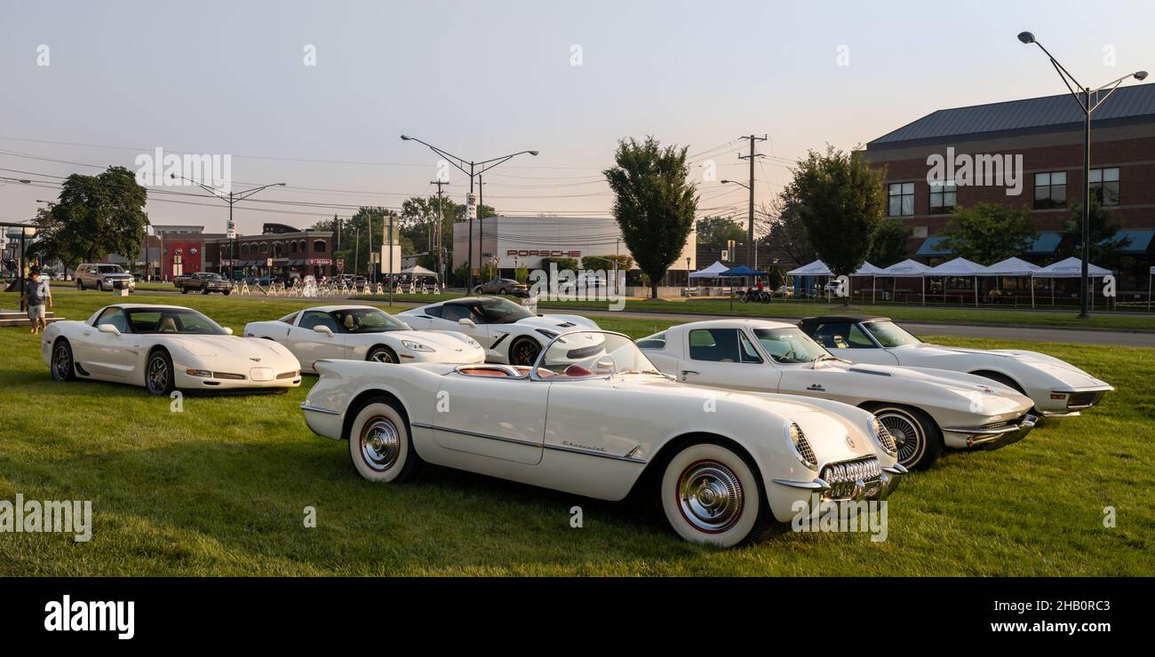 BIRMINGHAM, MI/États-Unis - 21 AOÛT 2021 : six Corvette de Chevrolet sur la route Woodward Dream Cruise. Banque D'Images