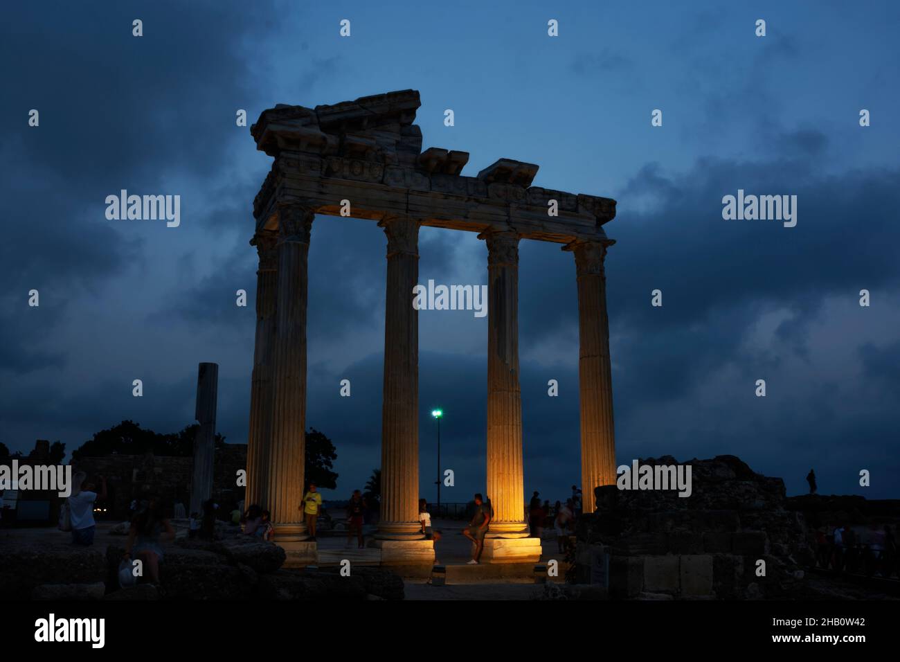 Le Temple d'Apollon est un temple romain construit autour de 150 A.D. sur la côte de la mer Méditerranée.Côte Antalya Turquie.Coucher de soleil temps nuageux.Sélectif Banque D'Images