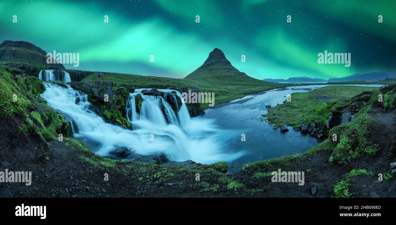 Aurora borealis le Nord s'illumine au-dessus de la cascade de Kirkjufellsfoss.Scène nocturne incroyable près de Kirkjufell volkano, Islande.Panorama de la photographie de paysage Banque D'Images