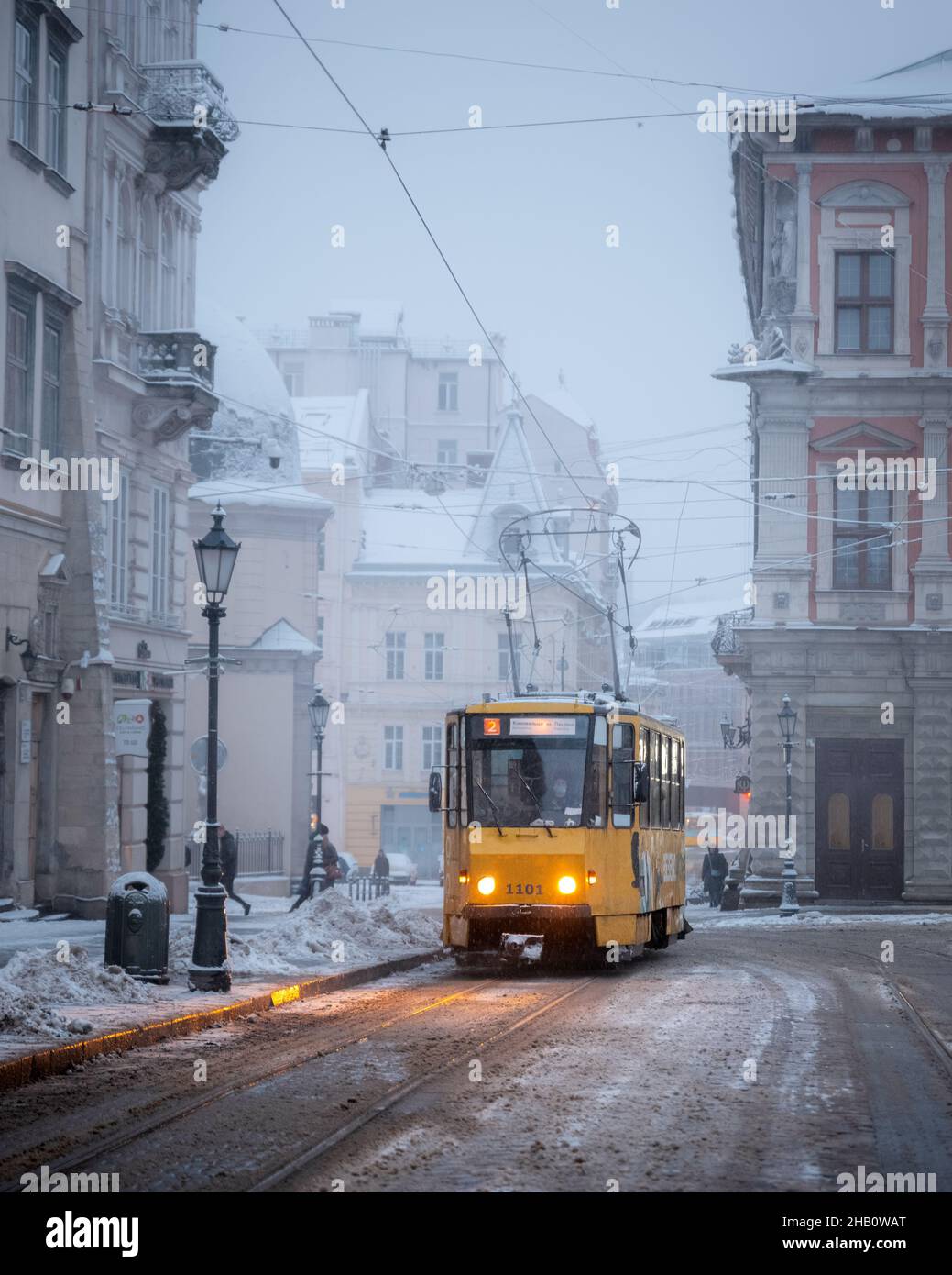 Tramway jaune sur la place centrale du marché en hiver, ville de Lviv, Ukraine, Europe.Paysage urbain du matin Banque D'Images