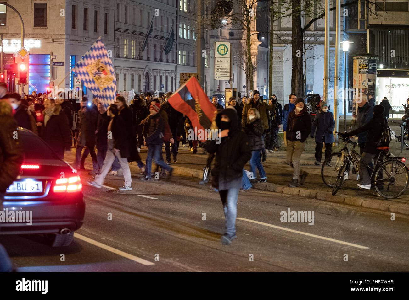 La fraternité d'extrême droite Danubia.Le 15 décembre 2021, plus de 3500 personnes ont manifesté à Munich, en Allemagne, contre toutes les mesures Covid-19 et la vaccination obligatoire possible.Seule une manifestation stationnaire a été autorisée.Un groupe de manifestants ont une manifestation illégale dans la ville.(Photo par Alexander Pohl/Sipa USA) Banque D'Images