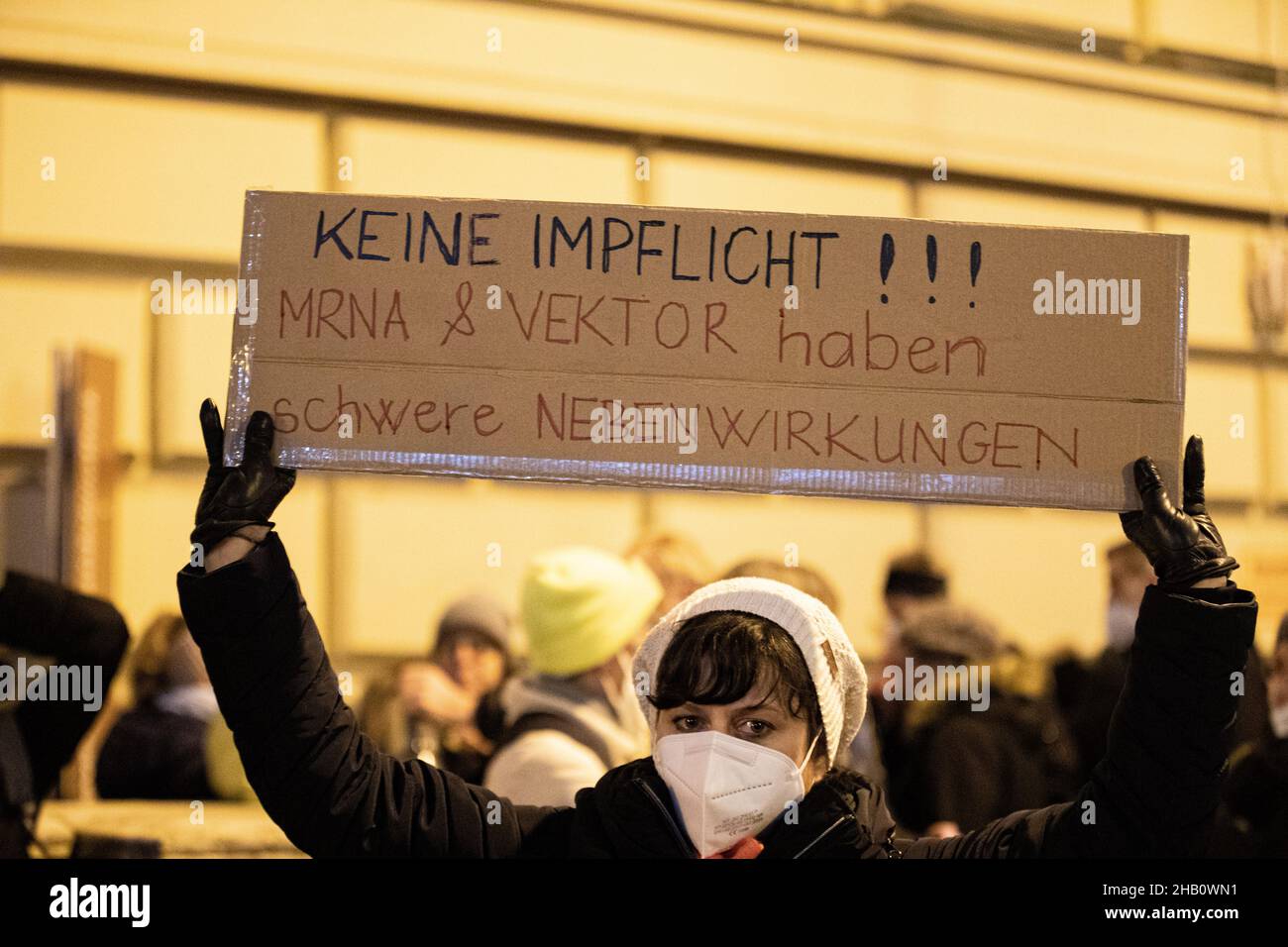 Le 15 décembre 2021, plus de 3500 personnes ont manifesté à Munich, en Allemagne, contre toutes les mesures Covid-19 et la vaccination obligatoire possible.Seule une manifestation stationnaire a été autorisée.Un groupe de manifestants ont une manifestation illégale dans la ville.(Photo par Alexander Pohl/Sipa USA) Banque D'Images