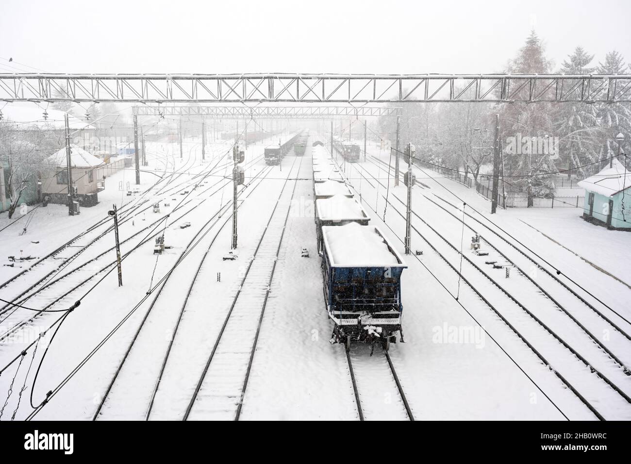 Gare avec chemins de fer couverts de neige en hiver.Wagons de fret avec charbon au premier plan.Ukraine, Europe Banque D'Images