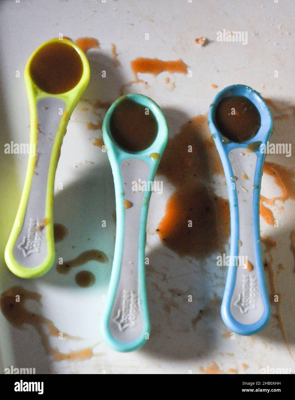 Trois cuillères de soupe de queue d'bœuf sur un plateau pour tout-petits - sevrage Banque D'Images