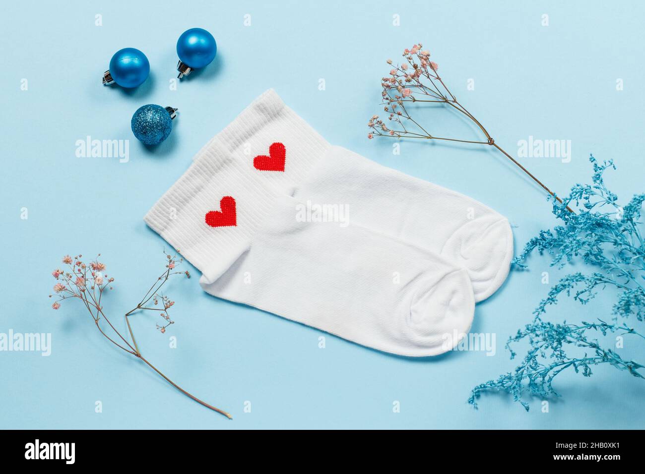 Paire de chaussettes pour femmes sur fond bleu. Banque D'Images