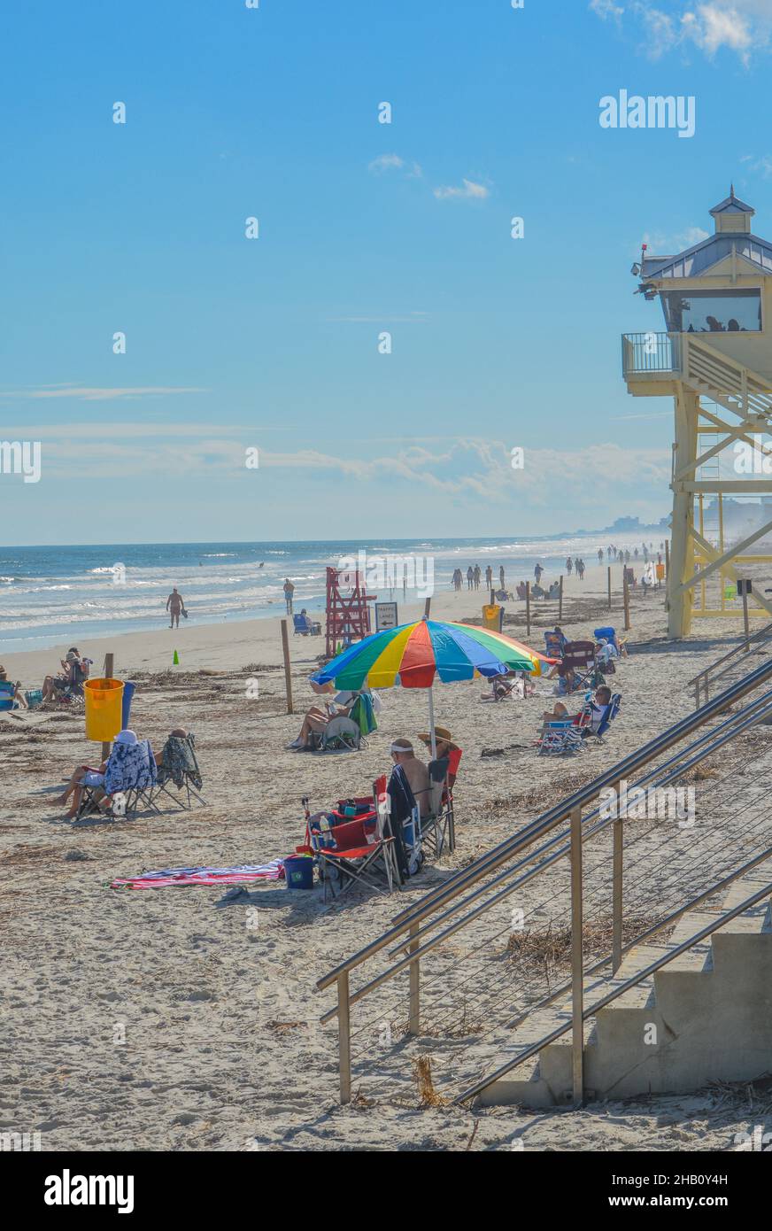 Vue sur la plage de New Smyrna, sur la côte Atlantique centrale, dans le comté de Volusia, en Floride Banque D'Images Vue sur la plage de New Smyrna, sur la côte Atlantique centrale, dans le comté de Volusia, en Floride Banque D'Images
