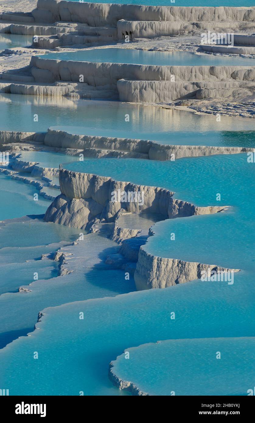 Pamukkale, (château de coton) sources chaudes naturelles de travertin piscines et terrasses de minéraux thermaux, Denizli, Turquie.Pammukale, à l'origine la ville grecque de Banque D'Images