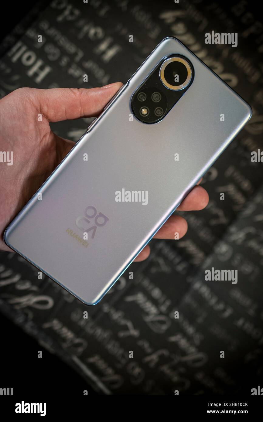 Le téléphone mobile Huawei Nova 9 dans une main féminine Banque D'Images