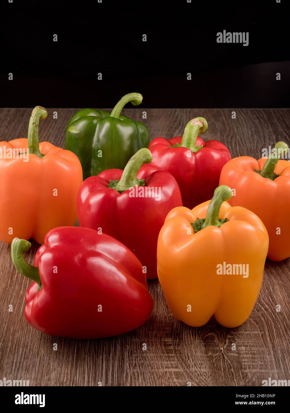 La photo montre les poivrons en trois couleurs : jaune, rouge et vert.La photo a été prise en studio à l'aide d'un éclairage spécial.Vue sur les poivrons est faite de côté. Banque D'Images