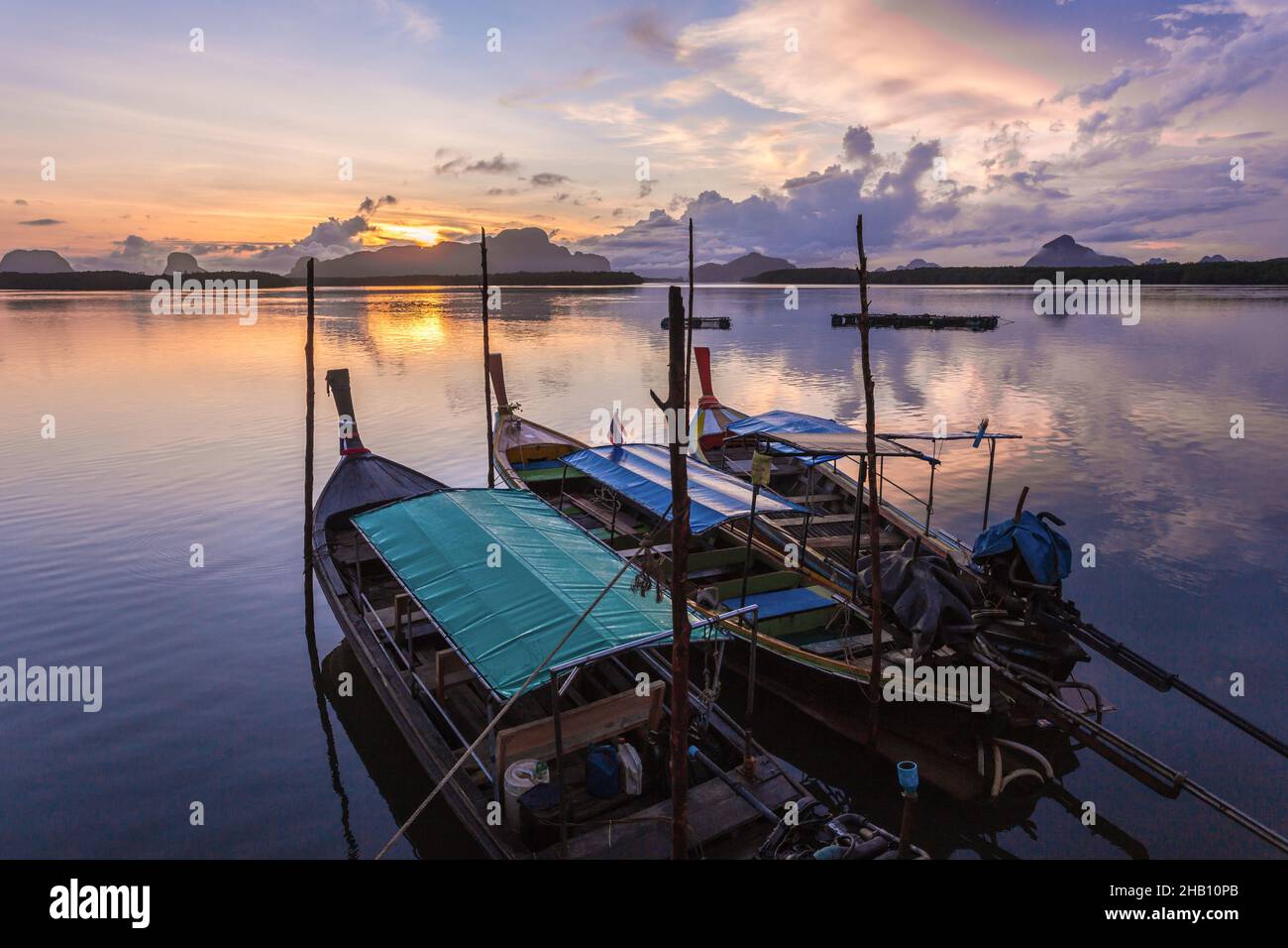 Ban Sam Chong Tai et des levers colorés qui émerge derrière les montagnes de calcaire géantes, Phang-nga, Thaïlande Banque D'Images