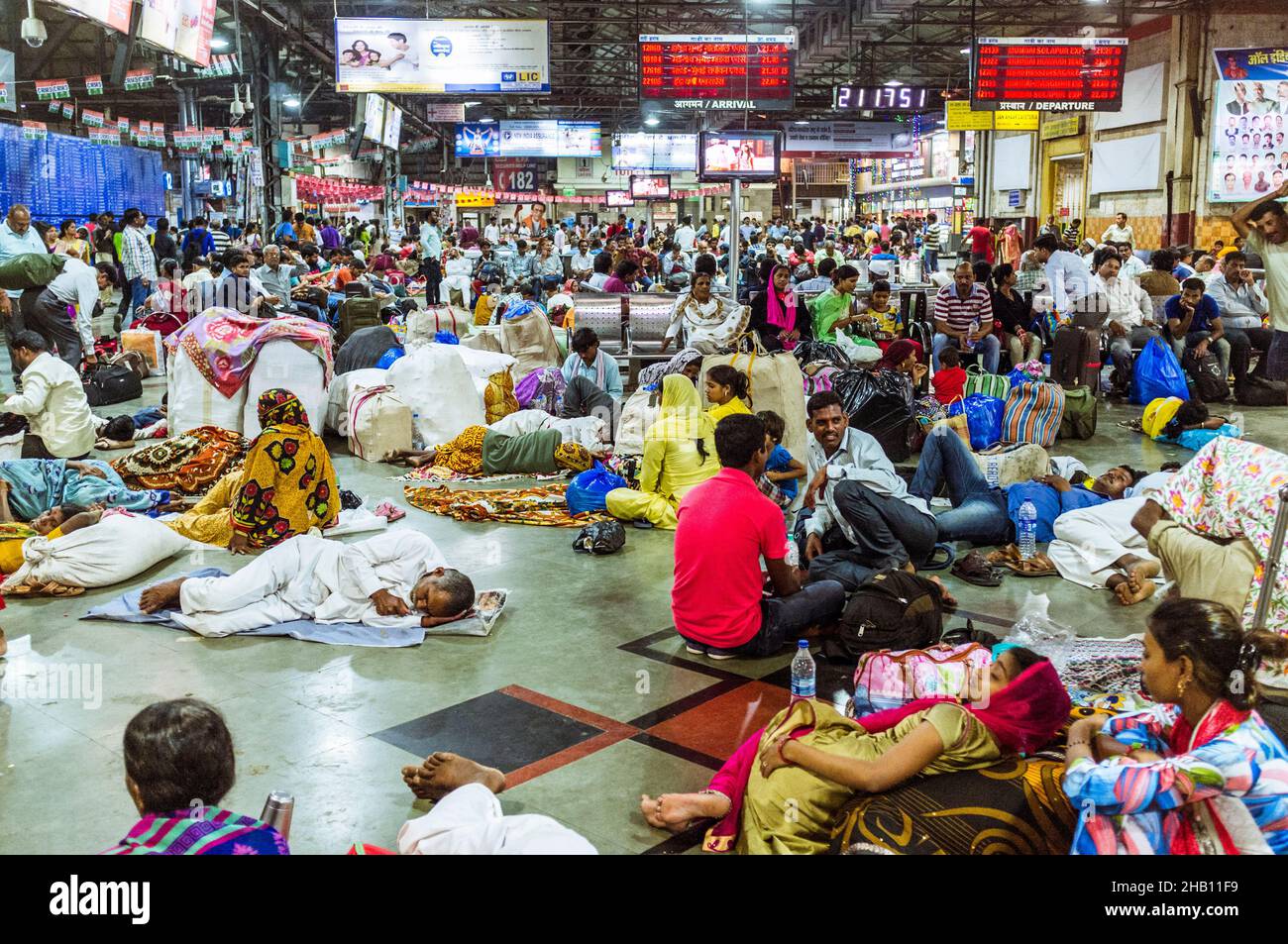 Mumbai, Maharashtra, Inde : les voyageurs attendent leurs trains à l'intérieur de la gare Chhatrapati Shivaji Terminus (anciennement Victoria Terminus) Banque D'Images