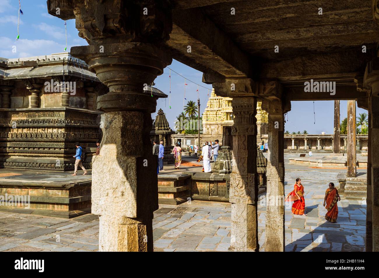 Belur, Karnataka, Inde : deux femmes marchent autour du complexe du Temple Channakhava du 12th siècle. Banque D'Images