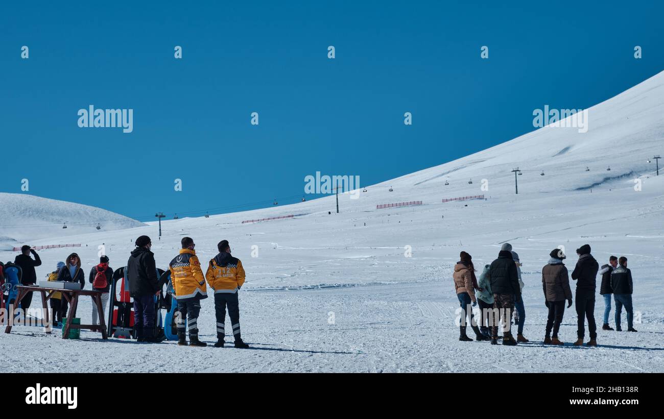 Les sauveteurs de montagne regardent les skieurs sur la pente de la colline Banque D'Images