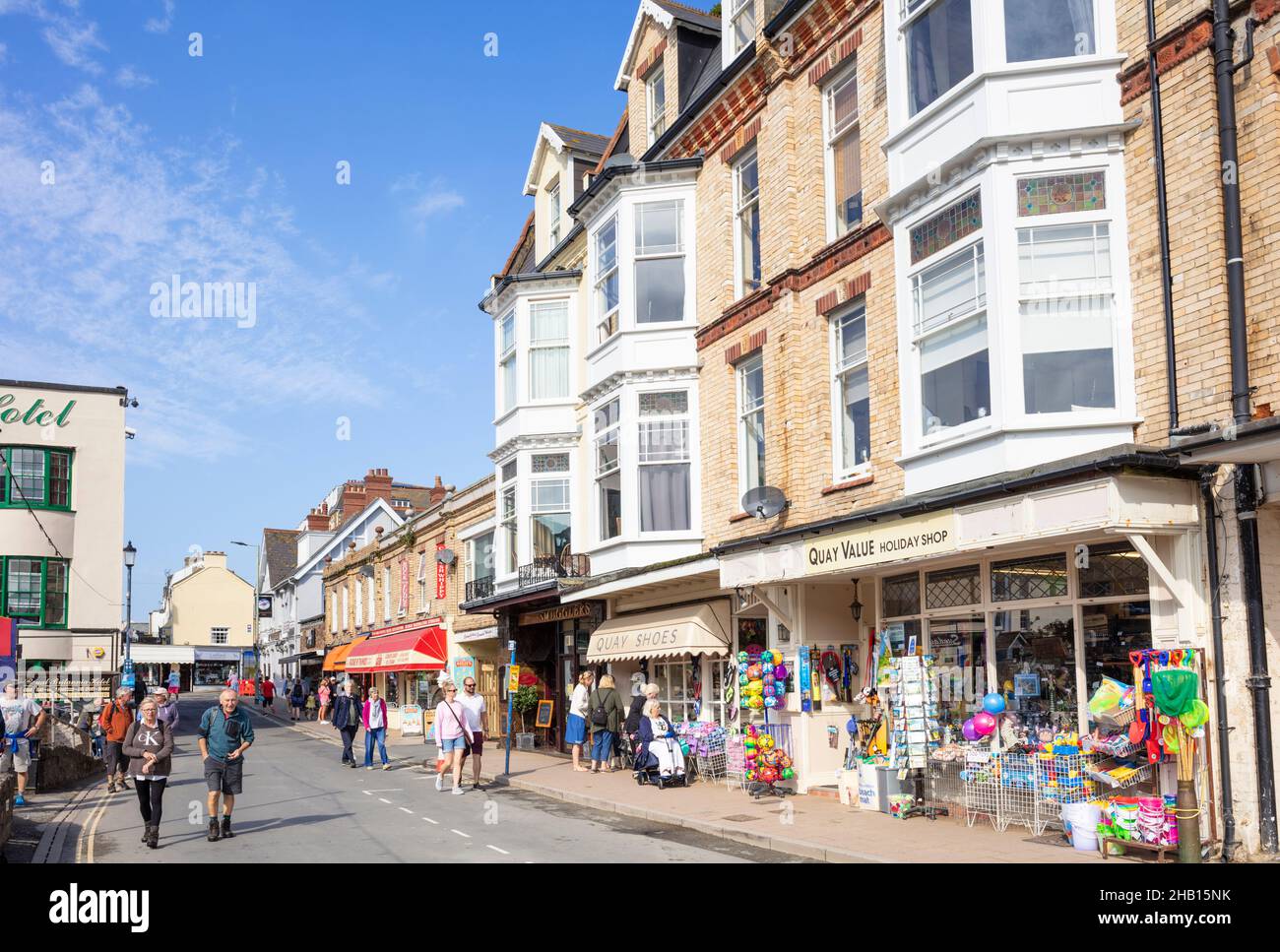 Seaux spadeset filets de pêche à vendre dans les boutiques de tourisme et les cafés sur le quai Ilfracombe Harbour Ilfracombe Devon Angleterre GB Europe Banque D'Images
