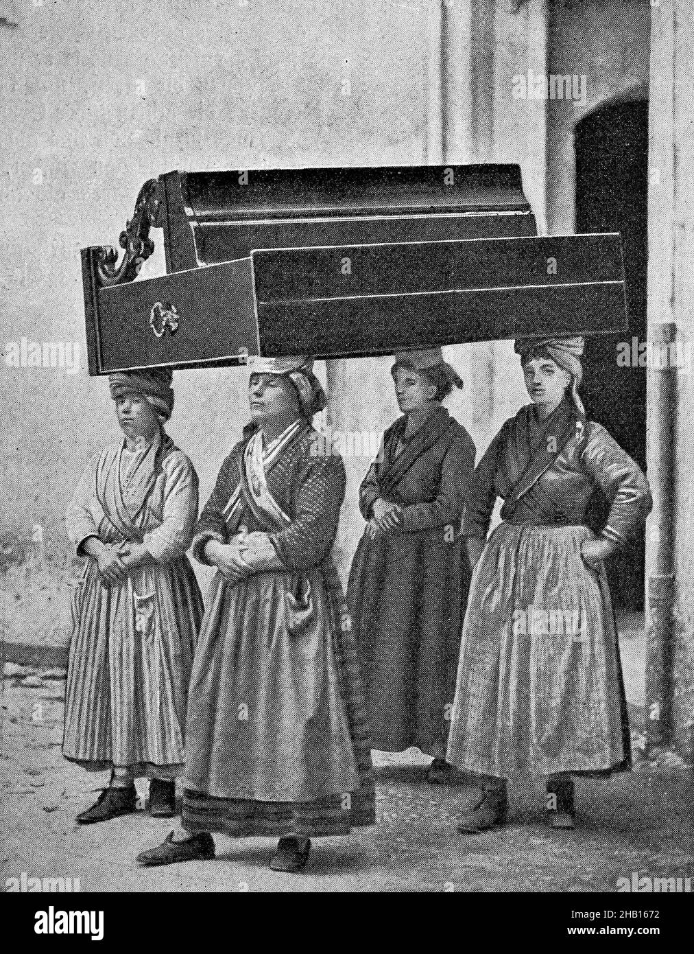 Porteurs de charges à San Remo, Italie, quatre femmes portent un meuble sur leur tête / Lastenträgerinnen à San Remo, Italien, vier Frauen tragen ein Möbelstück auf dem Kopf, Historisch, historique,Digital reproduction améliorée d'un original du 19th siècle / Digital restaurierte Reproduktion einer Originalvorlage aus dem 19.Jahrhundert, Originaldatum nicht bekannt Banque D'Images