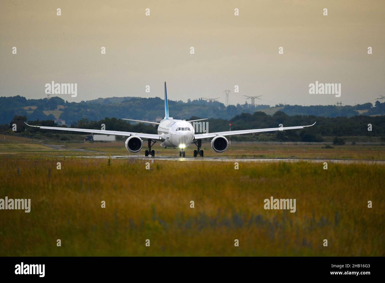 Colombier-Saugnieu, aéroport de Lyon Saint-Exupéry (centre-est de la France) : Corsair International Airbus A330neo, avion de ligne en attente sur le tarmac au soleil Banque D'Images