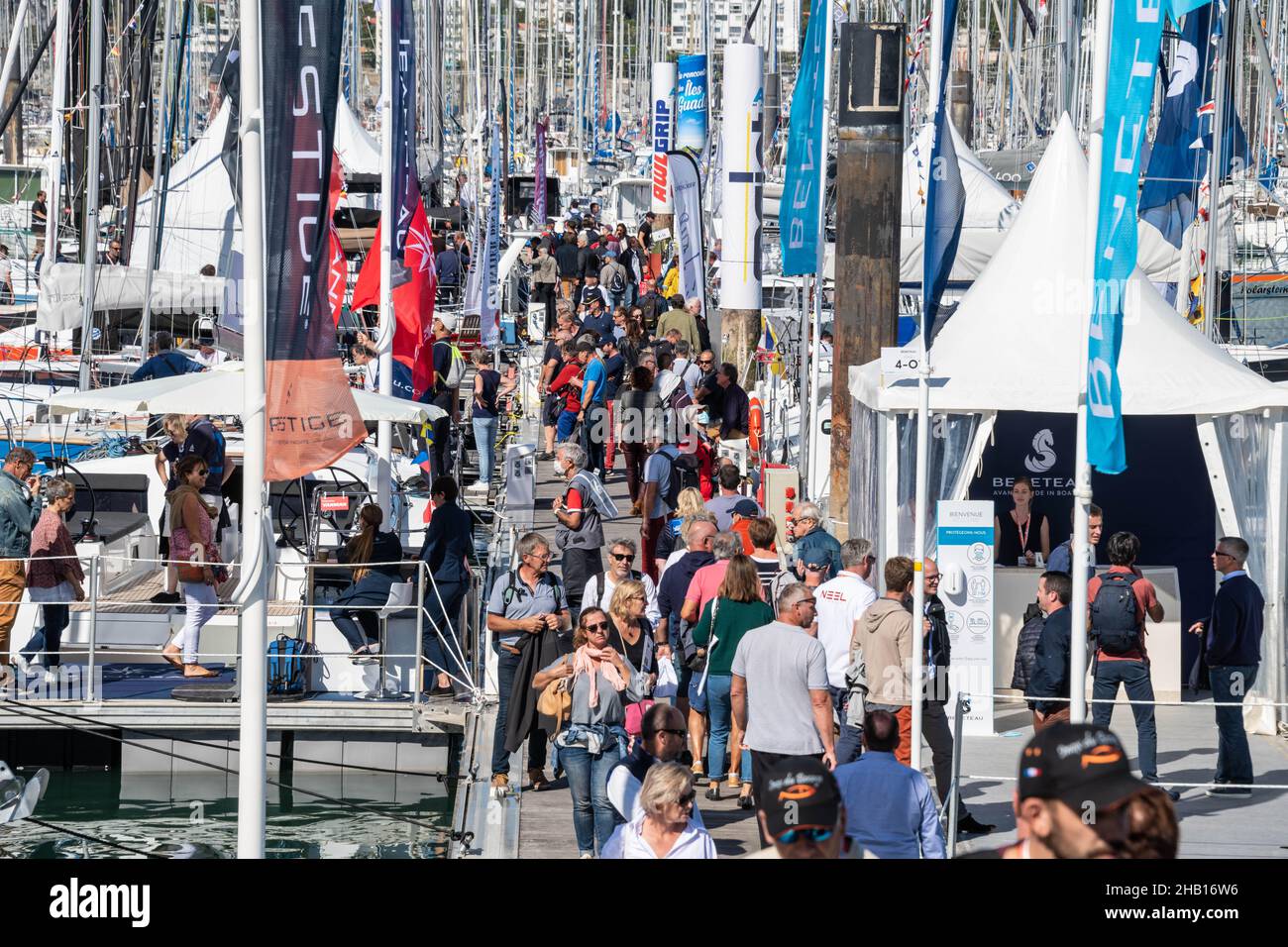 La Rochelle (centre-est de la France), 29 septembre 2021 : Grand Pavois la Rochelle Boat Show 2021.Visiteurs et exhibiateurs sur pontons avec le voilier Banque D'Images