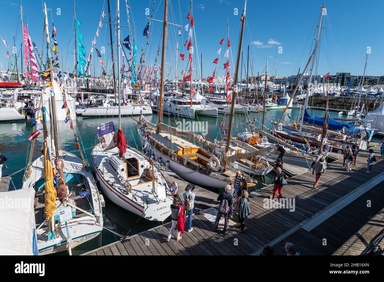 La Rochelle (centre-est de la France), 29 septembre 2021 : Grand Pavois la Rochelle Boat Show 2021.Visiteurs et exhibiateurs sur pontons avec le voilier Banque D'Images